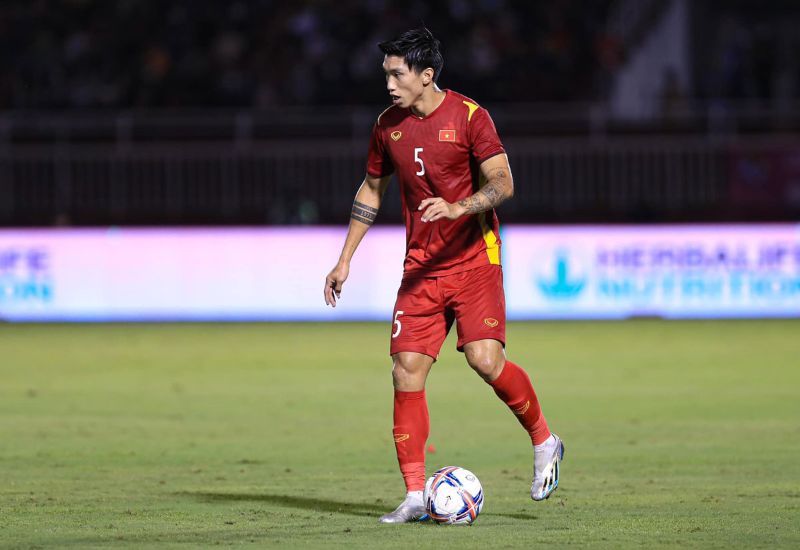 Cầu thủ đang có mức lương cao nhất V-League là Đoàn Văn Hậu
