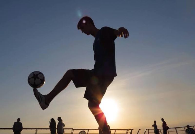 Năm 2006 Sean Garnier đã rẽ sang chơi bóng nghệ thuật