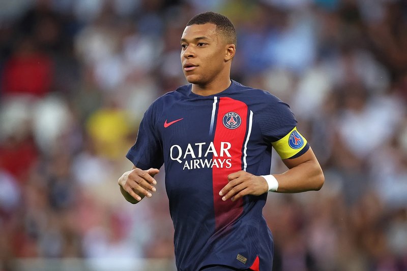 Số áo của Mbappe là bao nhiêu?