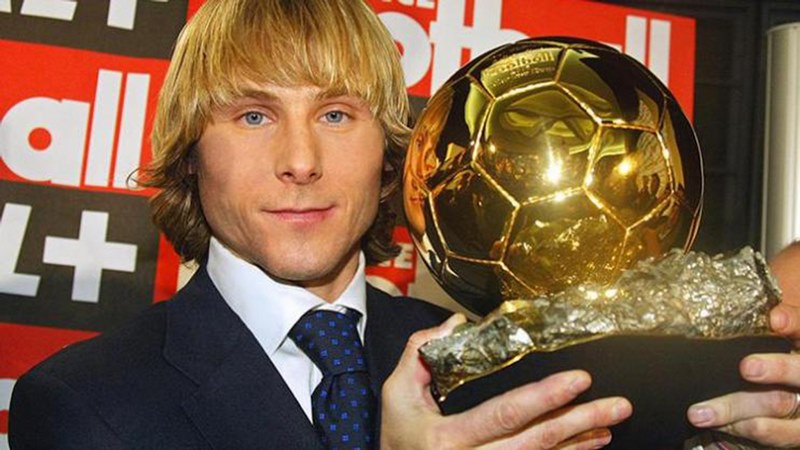 Năm 2006 Nedved thông báo sẽ kết thúc hợp đồng với đội tuyển cộng hòa Séc
