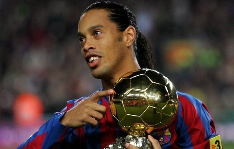 25,5 triệu bảng là cái giá mà CLB AC Milan phải trả khi ký hợp đồng với Ronaldinho