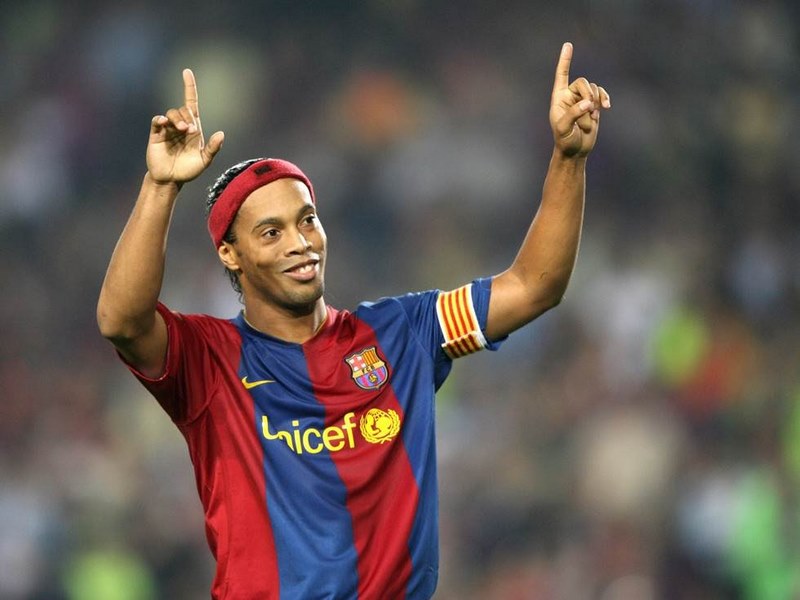 Số áo của Ronaldinho khi đầu quân cho CLB Paris Saint-Germain là 21