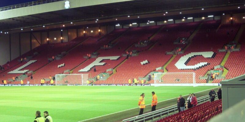 The Kop là gì thể hiện rõ qua sự đồng hành của người hâm mộ với Liverpool