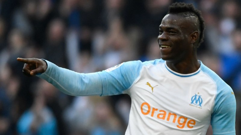 Balotelli sinh ra trong một gia đình có hoàn cảnh khá khó khăn
