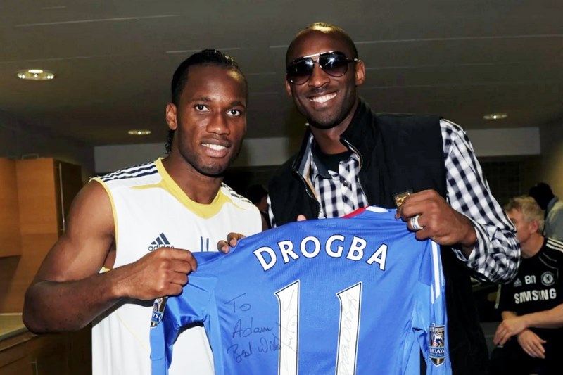 Drogba nổi bật là cầu thủ chủ lực xuất sắc của câu lạc bộ Chelsea